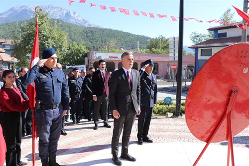 Cumhuriyet Bayramı Etkinlikleri Çelenk Koyma Töreni İle Başladı